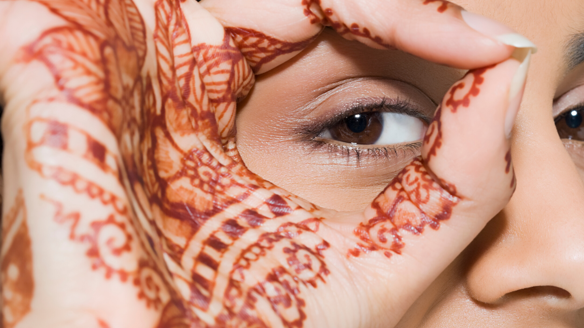Jak, kde a proč se henna na těle vybarvuje